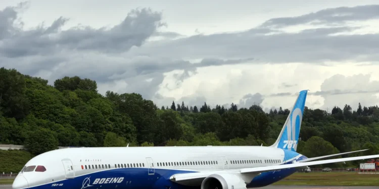 Alaska Air Shifts Boeing 787 Orders to Larger 787-10 Variant for Long-Haul Expansion