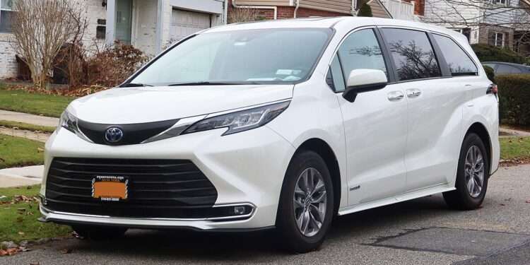 Toyota Refreshes the 2026 Sienna with More Features, New Colors, and a Slight Price Bump
