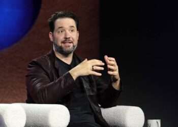Alexis Ohanian Warns That the Internet Is “Dead” and Overrun by Artificial Content