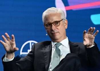 Wells Fargo and Pfizer CEOs Warn U.S. Risks Falling Behind China, Highlight AI’s Potential to Restore Competitive Edge
