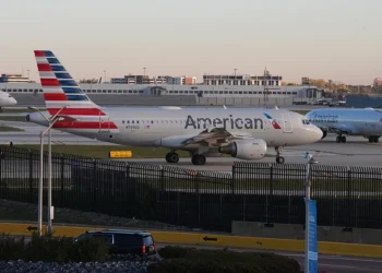 US Orders 10% Flight Reduction at Major Airports Amid Government Shutdown