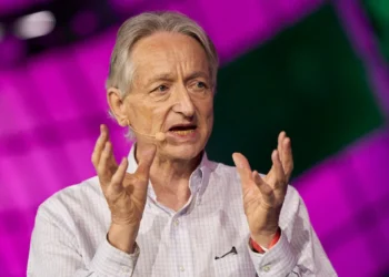 “AI Will Make Elon Musk Richer but Cost Millions Their Jobs”, Warns Nobel Laureate Geoffrey Hinton