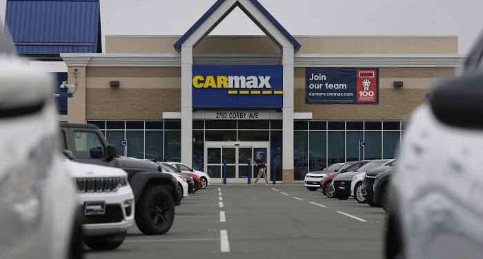 CarMax Shares Plunge 24% as CEO Bill Nash Steps Down Amid Weak Outlook
