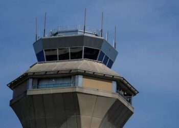 FAA to Scale Back Flights as Shutdown Worsens Air Traffic Staffing Strain