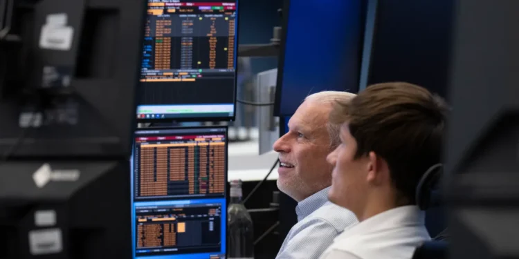 US Stocks Rally as Trump Ends Shutdown, But Volatility Warning Remains