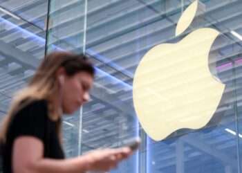 Apple, Google Pressed to Block ICE-Tracking Apps
