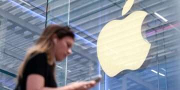 Apple, Google Pressed to Block ICE-Tracking Apps