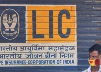 LIC Employees Protest Government Move to Allow 100% FDI in Insurance Sector