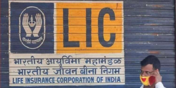 LIC Employees Protest Government Move to Allow 100% FDI in Insurance Sector