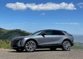 GM Slows EV Spending, Bets on Hybrids Amid Policy Shifts