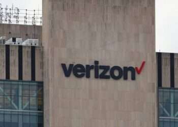 Verizon Reintroduces One-Year Phone Locking for TracFone Users Following FCC Decision
