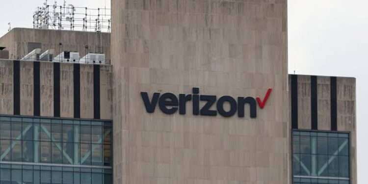 Verizon Reintroduces One-Year Phone Locking for TracFone Users Following FCC Decision