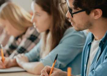 America’s Classroom Tech Boom Under Scrutiny as Test Scores and Attention Spans Decline