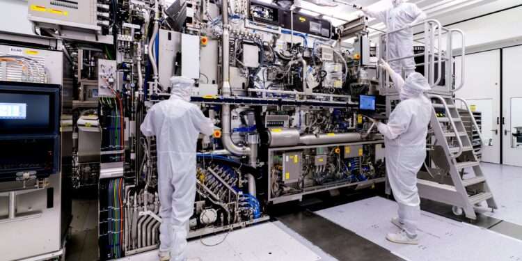 ASML Pushes EUV Technology Forward With Major Power Upgrade, Targeting Sharply Higher Chip Output