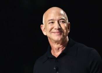 Jeff Bezos’ Fortune Climbs as Amazon Stock Gains on Retail Strategy Overhaul