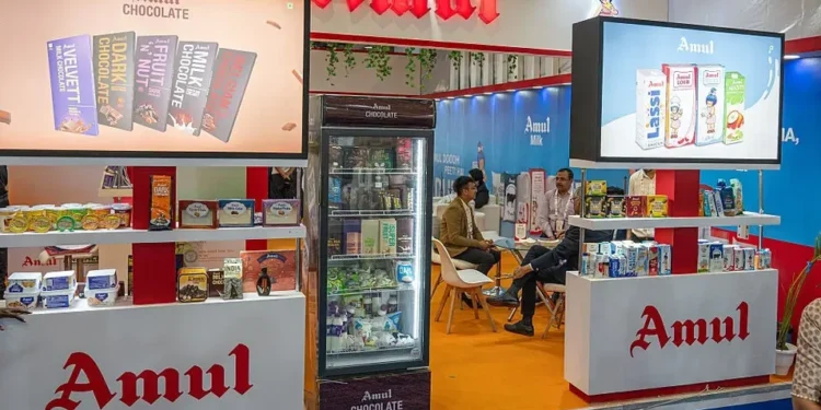 Amul Hits ₹1 Trillion Mark, Sets New Benchmark in FMCG Sector