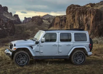 Jeep Recalls 320,000 4xe PHEVs After Battery Fire Risk Resurfaces