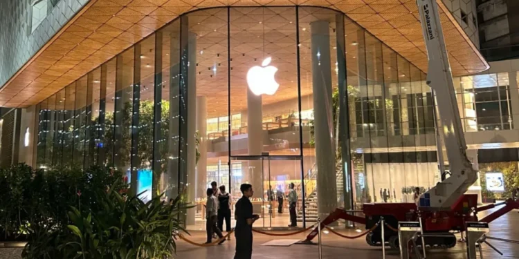 Apple Signs $30 Billion Broadcom Deal To Produce 15 Billion US-Made Chips, Its Largest American Manufacturing Commitment