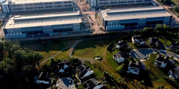 Amazon Is Spending $1 Billion to Win Over Towns Fighting Its Data Centers