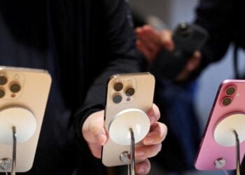 Mobile Phone Sales Plunge to 14-Year Low as Memory Shortage Drives Prices Higher