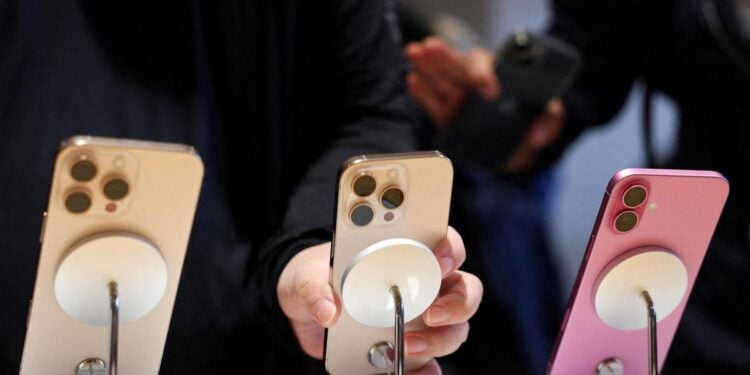 Mobile Phone Sales Plunge to 14-Year Low as Memory Shortage Drives Prices Higher